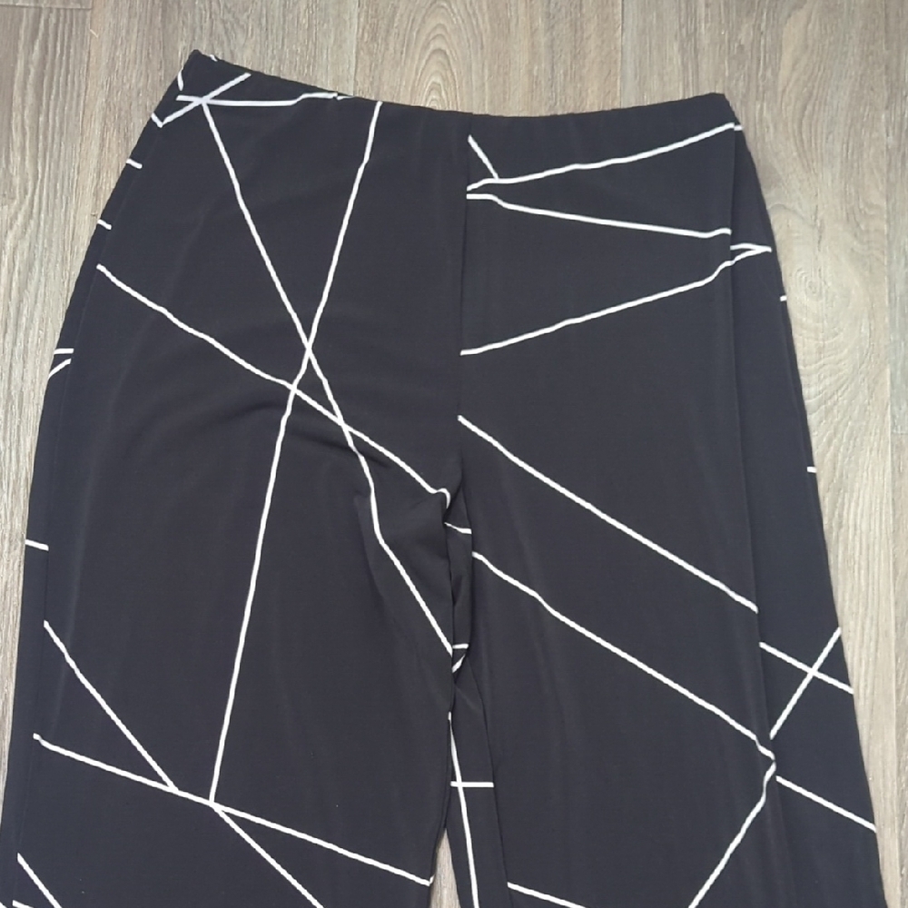 Black and White Geometric Print Pants - Picture 2 of 6